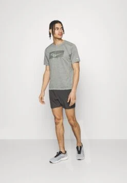 Saucony Stopwatch Graphic Short Sleeve - Sport T-Shirt - Light Grey Heather Graphic 9 Saucony Stopwatch Graphic Short Sleeve - Sport T-Shirt - Light Grey Heather Graphic -Saucony 37b171f6a30c461da995d18a81b2dd4a