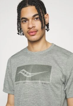 Saucony Stopwatch Graphic Short Sleeve - Sport T-Shirt - Light Grey Heather Graphic 13 Saucony Stopwatch Graphic Short Sleeve - Sport T-Shirt - Light Grey Heather Graphic -Saucony 7ad8f3f14b044aa2bc69911e3094f9a8