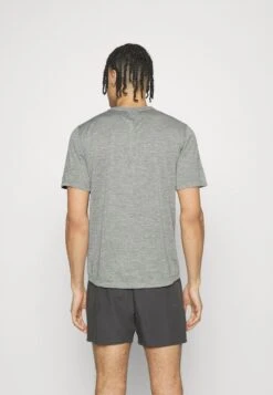 Saucony Stopwatch Graphic Short Sleeve - Sport T-Shirt - Light Grey Heather Graphic 10 Saucony Stopwatch Graphic Short Sleeve - Sport T-Shirt - Light Grey Heather Graphic -Saucony ff556c93350b4db9a6a902a25269e321