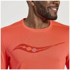 Saucony Stopwatch Graphic Shirt Met Lange Mouwen - Vizi Red Graphic -Saucony saucony stopwatch graphic long sleeve shirt vizi red graphic 4 1326313